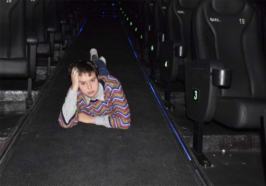 Foto de Luna Valle tumbada en la sala de un cine